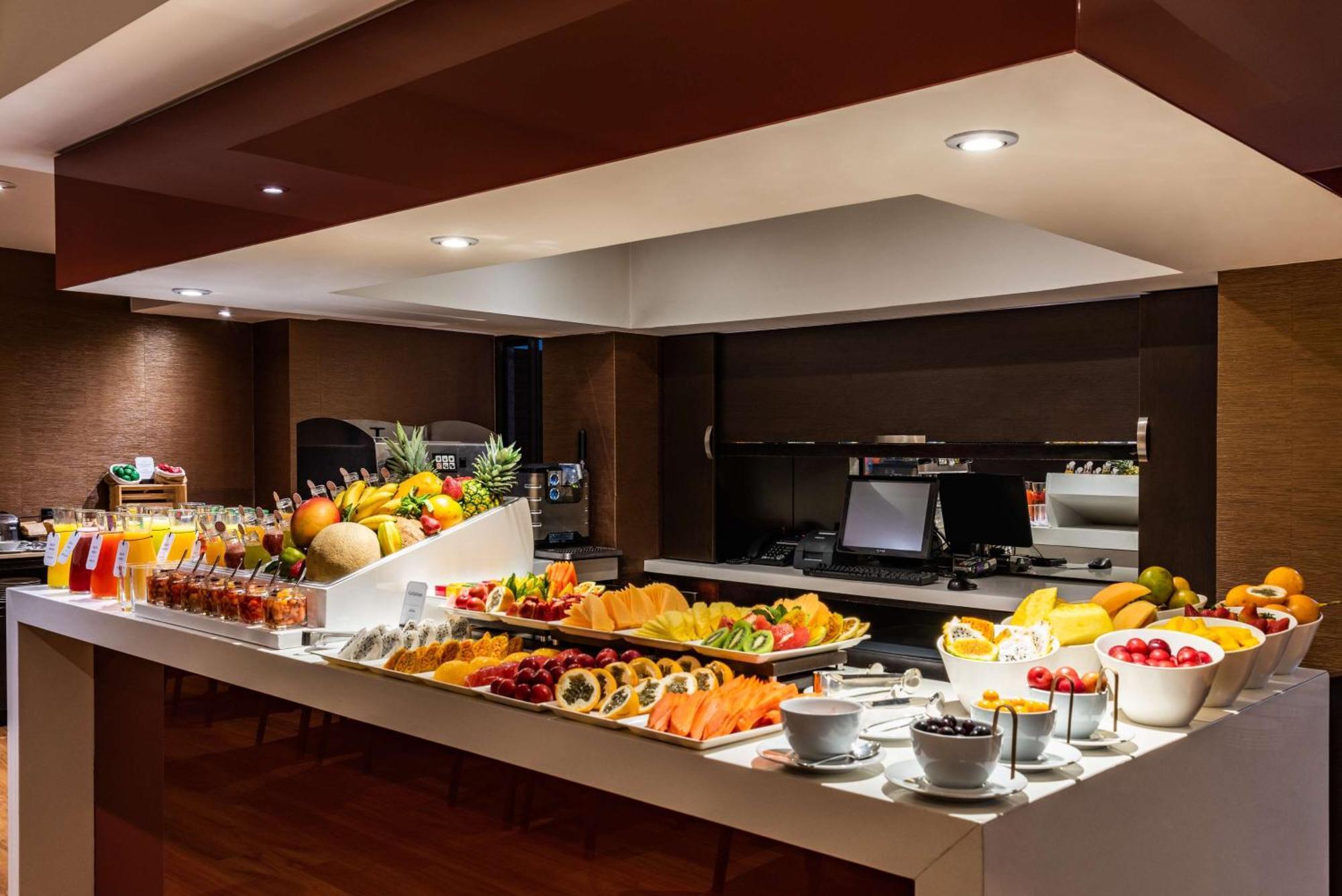 Nh Collection Bogota Andino Royal Hotel Exterior foto A buffet at a hotel